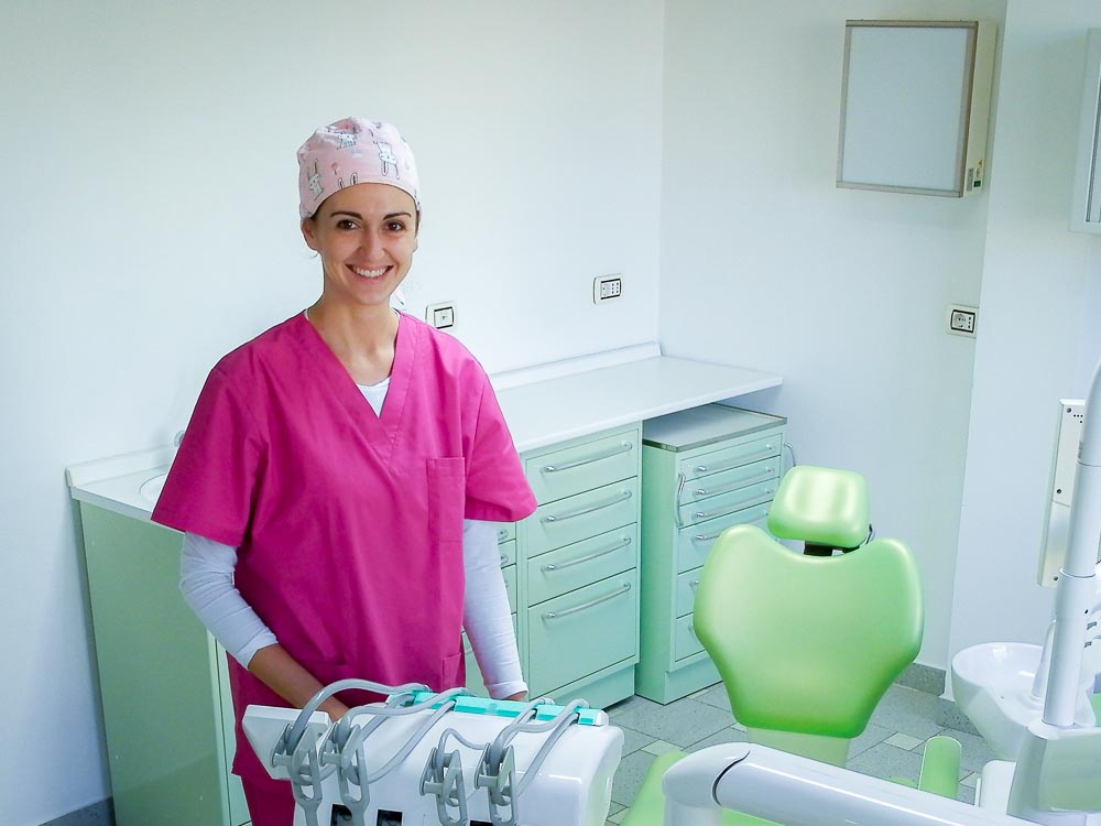 Dott.ssa Emanuela Muratore | Assistente prepara lo studio