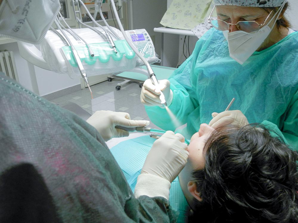 Dott.ssa Emanuela Muratore interviene su un giovane paziente