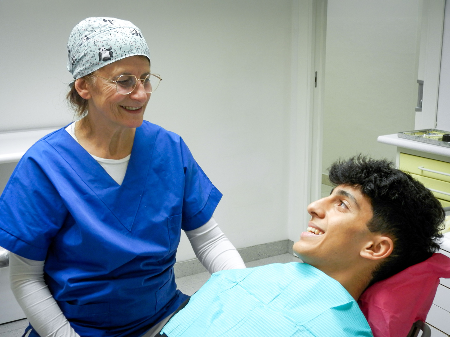 Dott.ssa Emanuela Muratore alla sedia con un giovane paziente